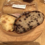 ラ ベルコリーヌ - バケットサンド、コーンのパン、ゴルゴンゾーラが挟まったルヴァン