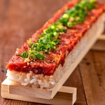 茜の庭 - 超ロング！なんと全長50ｃｍ馬肉ロングユッケ寿司