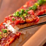 茜の庭 - 超ロング！なんと全長50ｃｍ馬肉ロングユッケ寿司