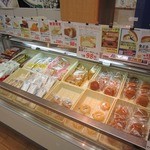 三代目 茂蔵 - 店内のスイーツショーケースの様子。