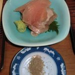 山屋 - まぐろの刺身です。岩塩で食べるのもオツです。