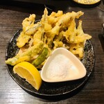 ぶえんもゆかり - キビナゴ天500円。1人では食べ切れないと思ったけど、サクッと完食。ホクホクでレモンと塩がイイ。