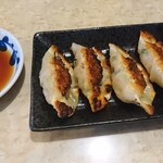 呑み処 やしき - やしきの餃子～３００円