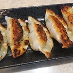 呑み処 やしき - やしきの餃子～餡がジューシー！