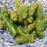 呑み処 やしき - 箸休めのアスパラのゴマ和え～２５０円