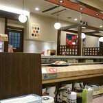 回転寿司とっぴ～ - 店舗内観 ｷｬｸｲﾅｲ…。