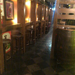 Belgian Beer Pub Favori - カウンターから入り口の方を見た感じ。