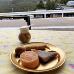 白猪屋酒店 - おでん。各100円