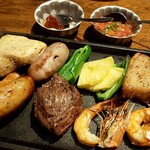 TORO - 【チュラスコ食べ放題ランチ￥2500(税込)】
食べ放題全種類が並ぶとこんな感じ♪
時間内(２時間)なら、どれでもお代わり自由です♪
私はビーフとポークとパイナップルをひたすらお代わりしました