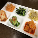 炭火焼肉 寿月 - キムチナムル盛り合わせ