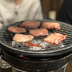 炭火焼肉 寿月 - すぐに焼き上げよ！焦げ付き厳禁。