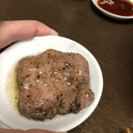 炭火焼肉 寿月 - 厚切り塩タン焼けました。レモンの絞り汁で爽やかに頂く贅沢。
