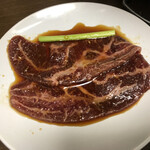 炭火焼肉 寿月 - 初登場のツラミ。独特の歯触りはタンともまた違った面白い食感が楽しめる。