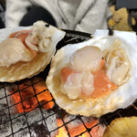 炭火焼肉 寿月 - ホタテも小ぶりながら美味しい