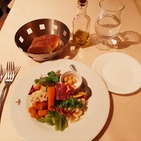 Giglio - 豪華でコスパ抜群の前菜盛り合わせ440円、毎朝お店で焼くという自家製バゲット