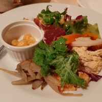 Giglio - 野菜入りのフリッタータやしっとり鶏むね肉、バケットをトマトや野菜、ビネガーと合わせたパンツァネッラなど