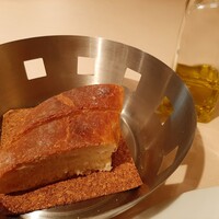 Giglio - クラストはザクッと香ばしく、粉の甘味が強い自家製バゲット、マイルドな香りのオリーブオイルと共に