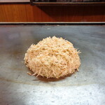 Iroha - 「ブタ玉いり」（380円）調理中。混ぜ焼としては極めて空隙に富んでいる。