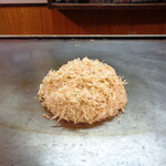 いろは - 「ブタ玉いり」（380円）調理中。混ぜ焼としては極めて空隙に富んでいる。