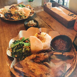 カフェバリチャンプル - 奥がナシチャンプル、手前がベベ・ゴレン