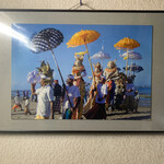 カフェバリチャンプル - 階段にかかった海沿いの儀式の写真。お葬式です。