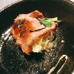 Yakiniku Emmusubi - ねぎ挟みタン塩の焼き上がり　ねぎがジューシー　タンが柔らかくてこれは美味しいですね