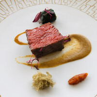 SALONE TOKYO - 函館大沼牛のロースト　プーリア産チーマディラーバ　ひよこ豆のピュレ　焦がし小麦の燻製　トマトとオレンジのジャム　赤ワインのソース