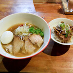 いりこらーめん+特製と、 肉飯