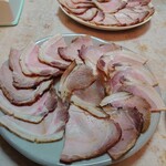 肉の小川屋 - 綺麗に盛り付けて頂いた焼豚
      （前後合わせて未だ5パックぶん）