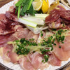 Miyazakiken Nichinanshi Tsukada Noujou - ①「地鶏の鉄板焼肉」モモ肉、ムネ肉、せせり肉がお皿にのっています。更にその後は、 ② 「最上鴨(もがみがも)の鉄板焼肉」が出てきました。