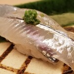 山の井 - (09)細魚(愛知県産)
            産卵期は初夏～夏、旬は秋～冬。
            片身を全て使いボリュームたっぷり
            血抜きも素晴らしく毛細血管の筋が殆ど無い美しさ。
            味わいも爽やかな脂の旨みと甘さが楽しめました！