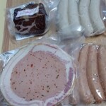 腸詰屋 - 左上はコッパ、右上がヴァイスブルスト、左下がシュペックローレ、右下がグリーンペッパー