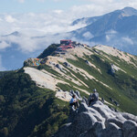 燕山荘 - 燕岳山頂から見た燕山荘