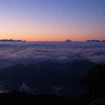 燕山荘 - 右側に見える△は富士山です