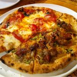 ピッツェリア ノーチェ - ピッツア（ホタルイカ・アンチョビ・カラスミ・長ネギとマルゲリータのハーフ＆ハーフ）