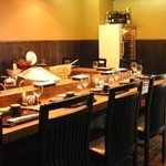 天ぷら 逢坂 - モダンな雰囲気漂う店内はカウンター席がメイン。黒い椅子がシックで印象的