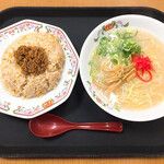 餃子の王将 - おすすめ日替りランチ肉味噌チャーハン、豚骨ラーメン
