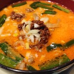 龍府 - オレンジ色のスープに緑の韮が彩り