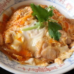 そば処 丸花 - 親子丼（当店の玉子は「こだわりの玉子（赤玉）」を使用しております）※お品書き表記のまま