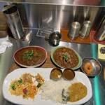 ゼロワンカレーA.o.D - 二種盛りミールス（チキンマサラA.O.D、スモークラム肉のビンダルー）