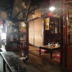 寿屋酒店 - 夕日が差し込む店内