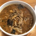 Curry カイエン - ホエー豚の挽肉と６種類きのこスープカレー（辛さ５番）