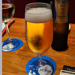 『プレモル　小瓶』８７０円（税込み）＋ サービス料10%