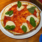 『マルゲリータピッツァ』　１３８０円（税込み）＋ サービス料10%