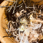 なぜ蕎麦にラー油を入れるのか。 - 海苔の下には刻みネギとお肉