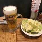 やきとり家すみれ - 生ビールとお通しのゴマ塩キャベツ