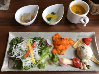 ゆるりの森 - サラダ、そば豆腐、小鉢、カボチャのポタージュ