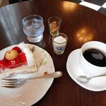 124249961 - 苺のショートケーキとウィナーコーヒー