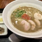 麺や いま村 - 「鶏煮干しらぁめん 醤油」900円也＋「味玉」100円也。税込。