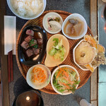 Fuugadou - 定食￥1000 天ぷら、ステーキ、切り干し大根煮、キャベツの浅漬け、糠漬け、すじ煮込み、サラダ。天ぷらはりんご、さつまいも、かぼちゃ、えのき、ごぼう、タケノコ。天ぷらが盛りだくさんすぎてお腹いっぱい❤